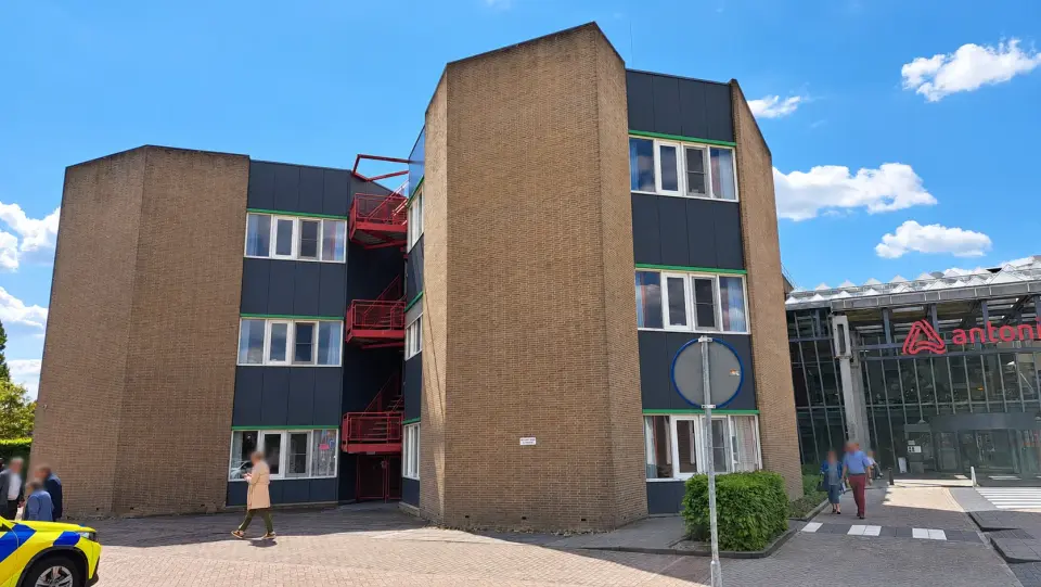 Modern bakstenen kantorencomplex met rode trap